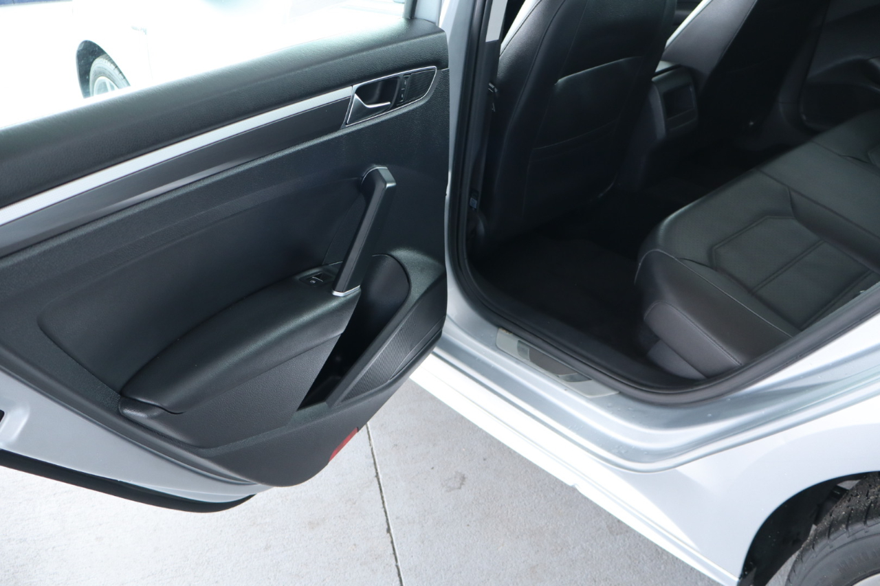 Volkswagen Passat R-Line w/Comfort Pkg Auto 2017