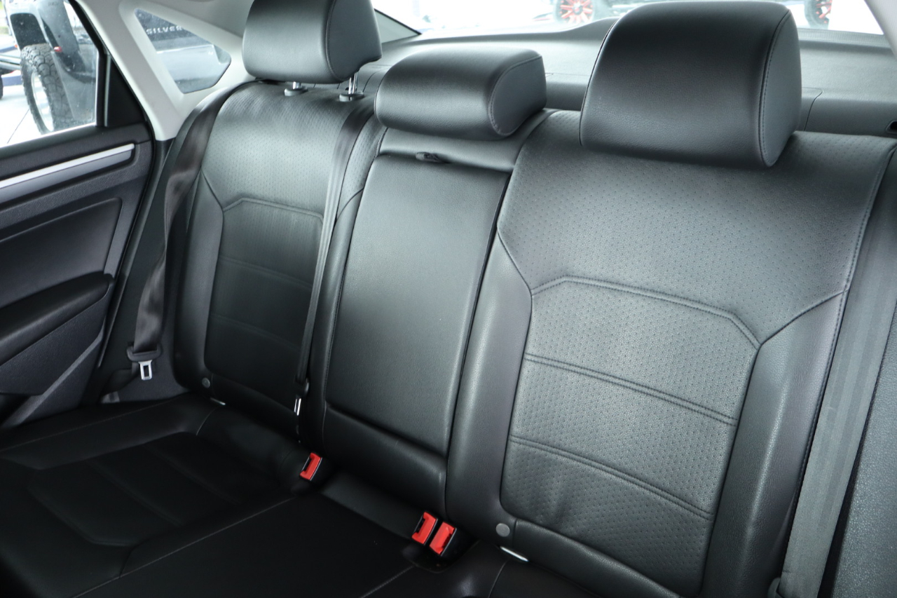 Volkswagen Passat R-Line w/Comfort Pkg Auto 2017