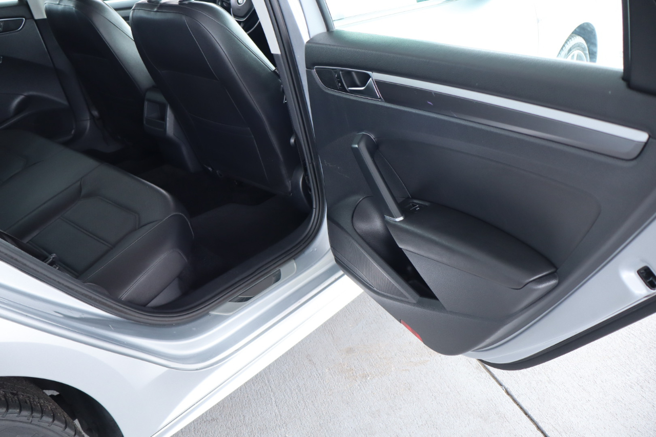 Volkswagen Passat R-Line w/Comfort Pkg Auto 2017