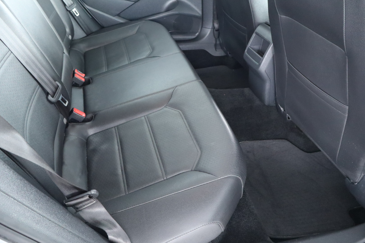 Volkswagen Passat R-Line w/Comfort Pkg Auto 2017