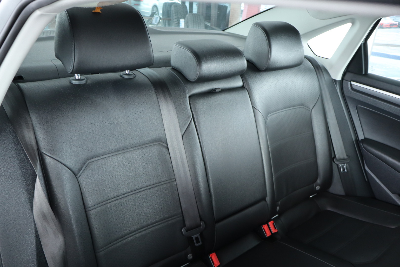 Volkswagen Passat R-Line w/Comfort Pkg Auto 2017