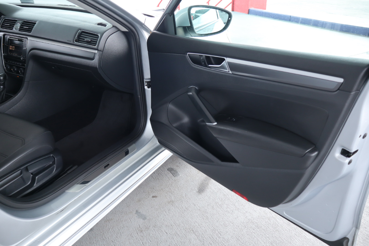 Volkswagen Passat R-Line w/Comfort Pkg Auto 2017