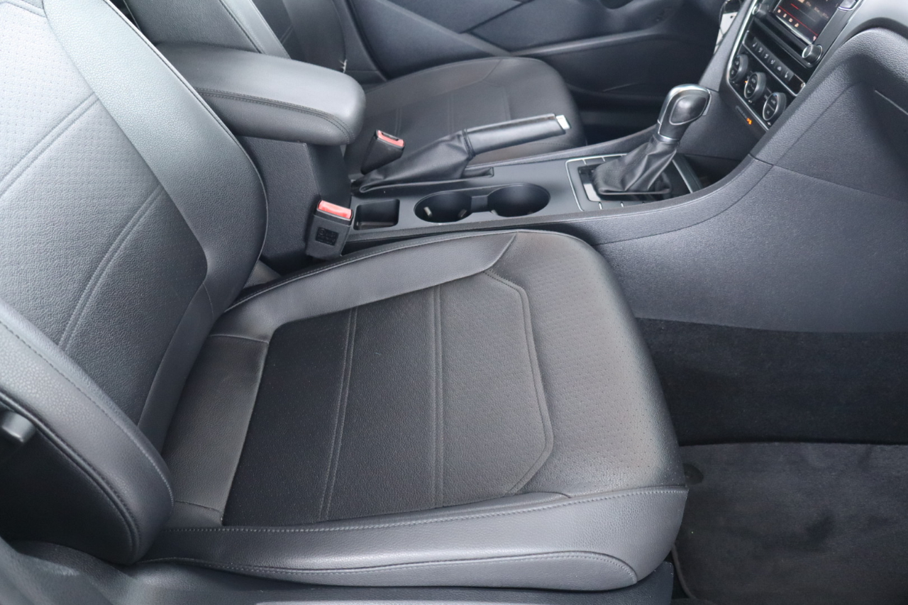 Volkswagen Passat R-Line w/Comfort Pkg Auto 2017