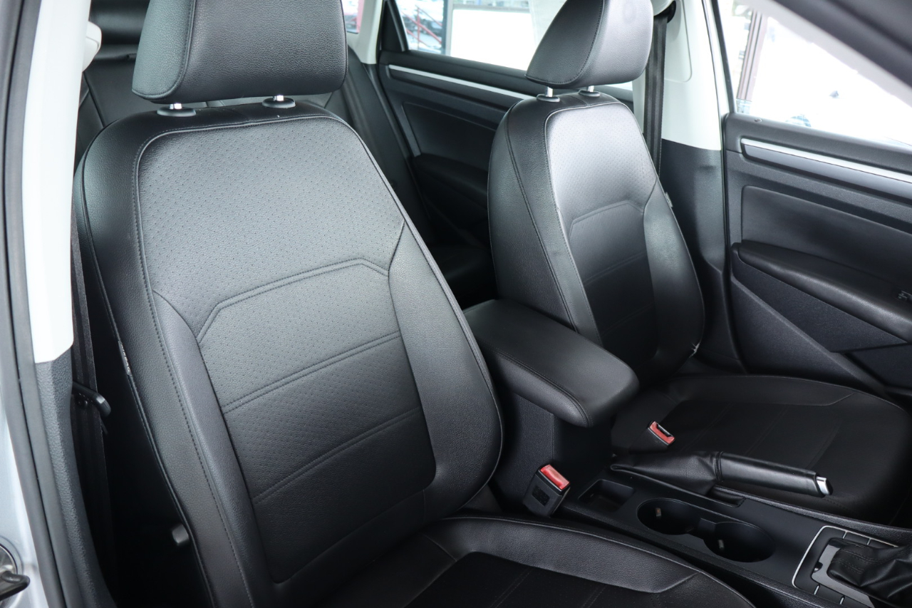 Volkswagen Passat R-Line w/Comfort Pkg Auto 2017