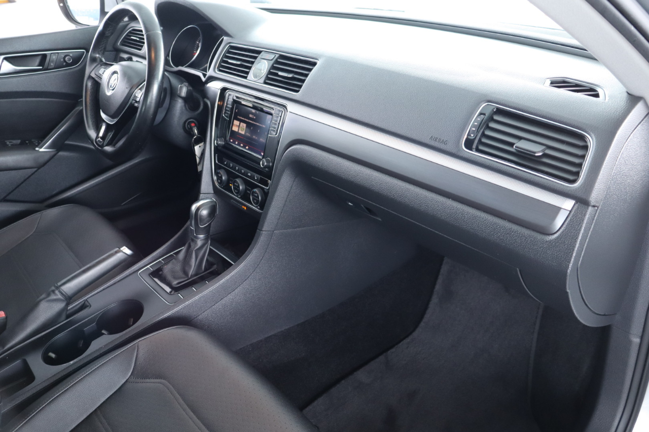 Volkswagen Passat R-Line w/Comfort Pkg Auto 2017