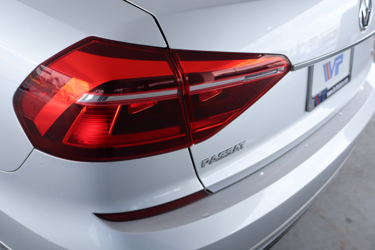 Volkswagen Passat R-Line w/Comfort Pkg Auto 2017