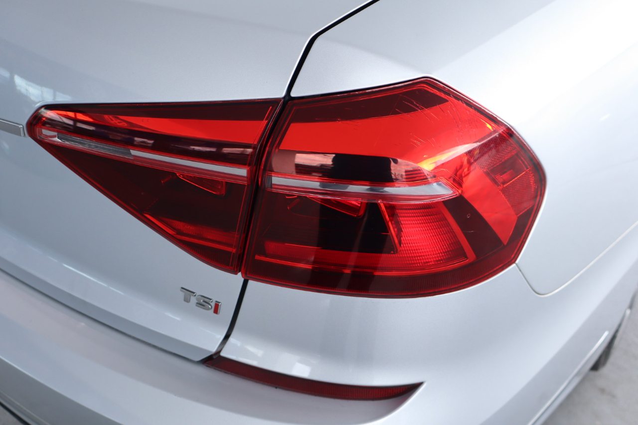 Volkswagen Passat R-Line w/Comfort Pkg Auto 2017