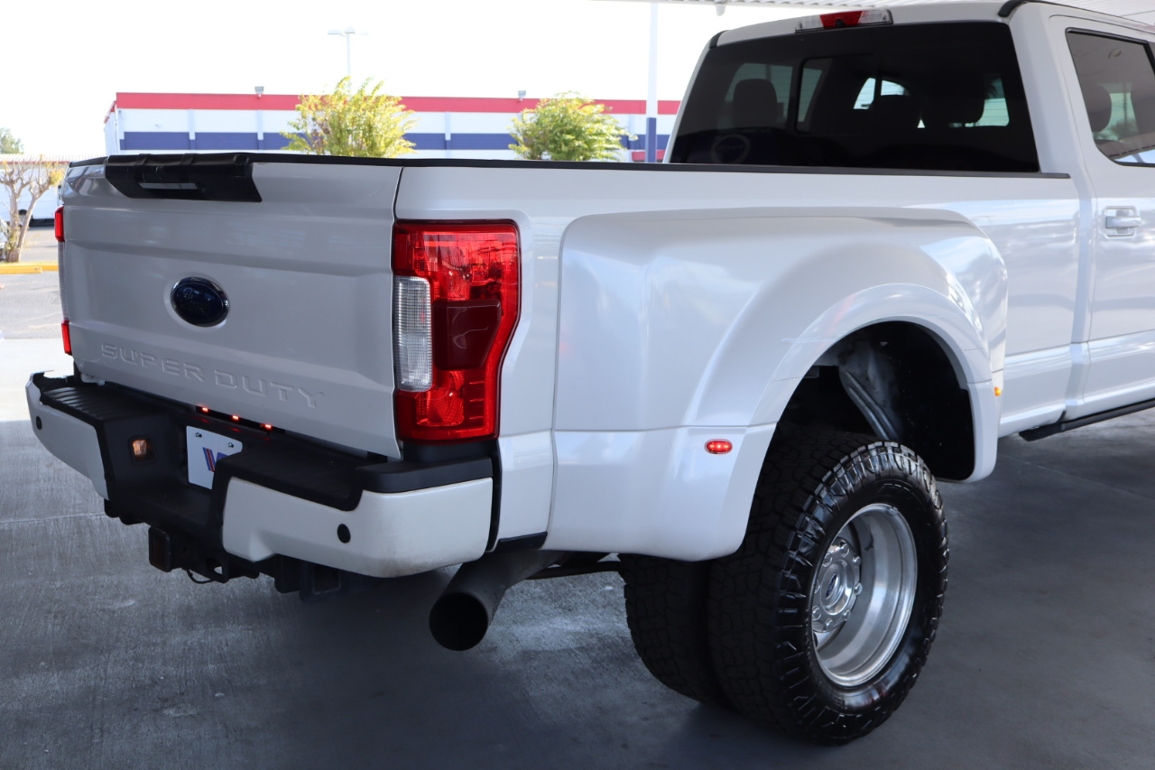 Ford Super Duty F-350 DRW Crew Cab 172" Lariat 4WD 2017