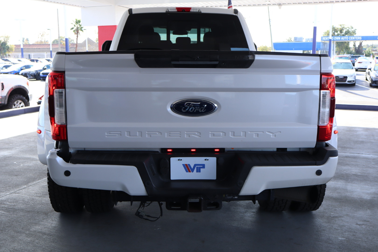 Ford Super Duty F-350 DRW Crew Cab 172" Lariat 4WD 2017