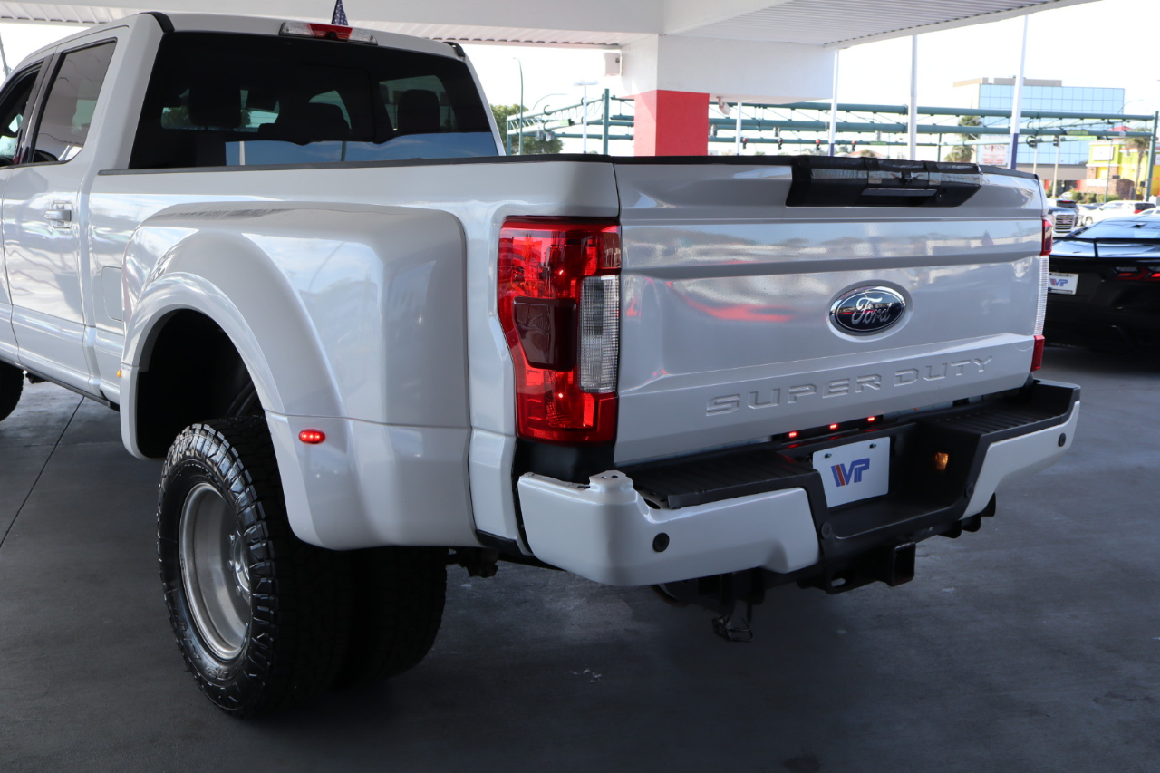 Ford Super Duty F-350 DRW Crew Cab 172" Lariat 4WD 2017