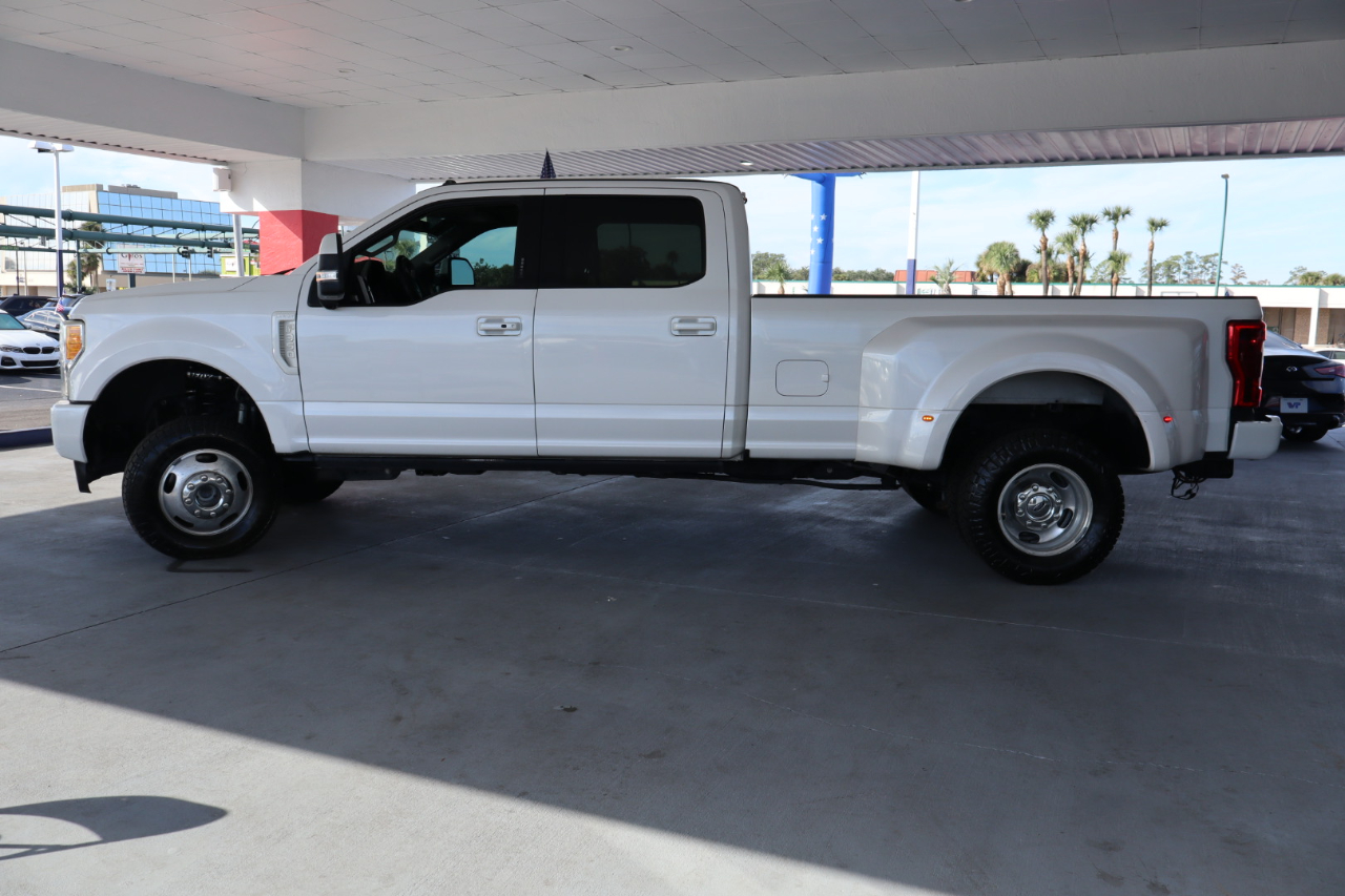 Ford Super Duty F-350 DRW Crew Cab 172" Lariat 4WD 2017