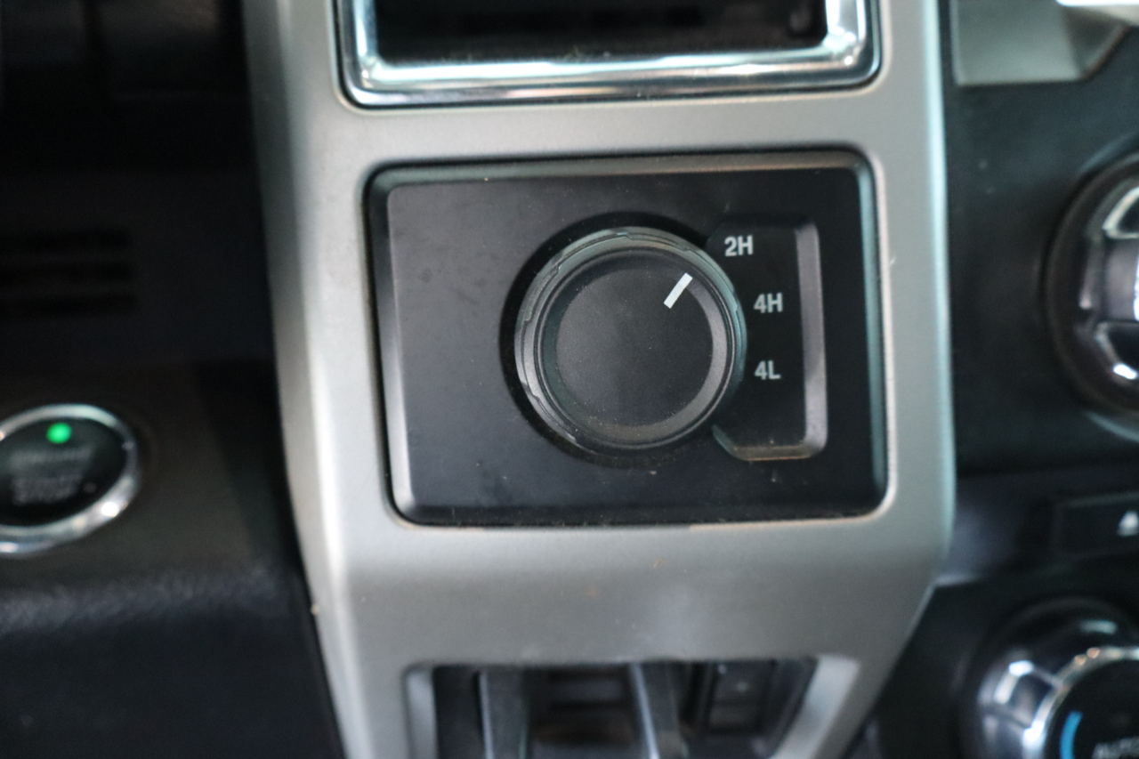 Ford Super Duty F-350 DRW Crew Cab 172" Lariat 4WD 2017