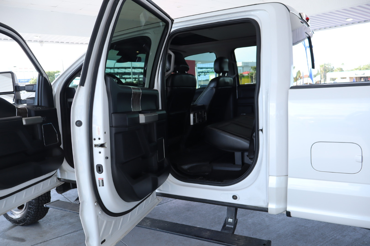 Ford Super Duty F-350 DRW Crew Cab 172" Lariat 4WD 2017