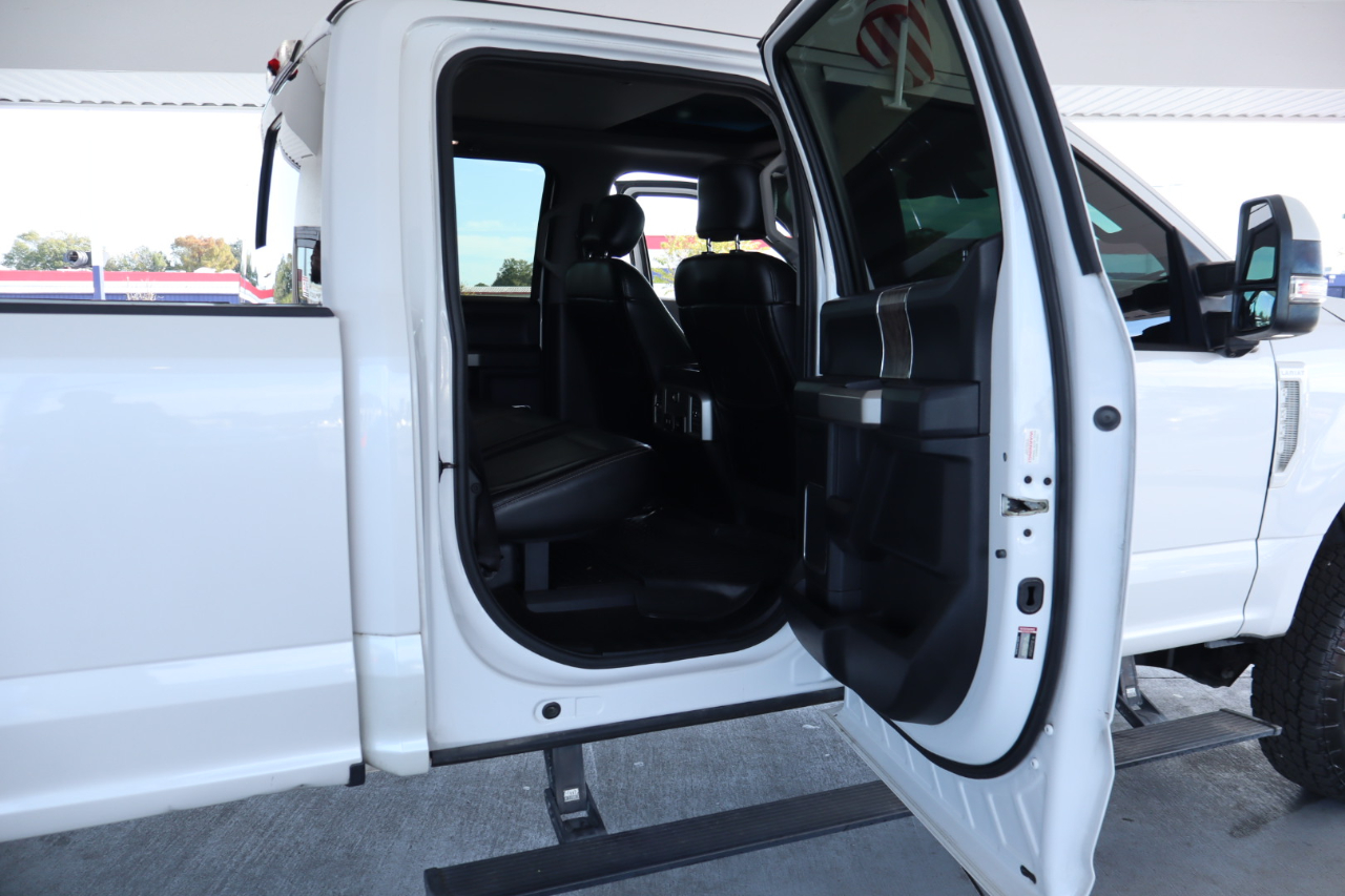 Ford Super Duty F-350 DRW Crew Cab 172" Lariat 4WD 2017