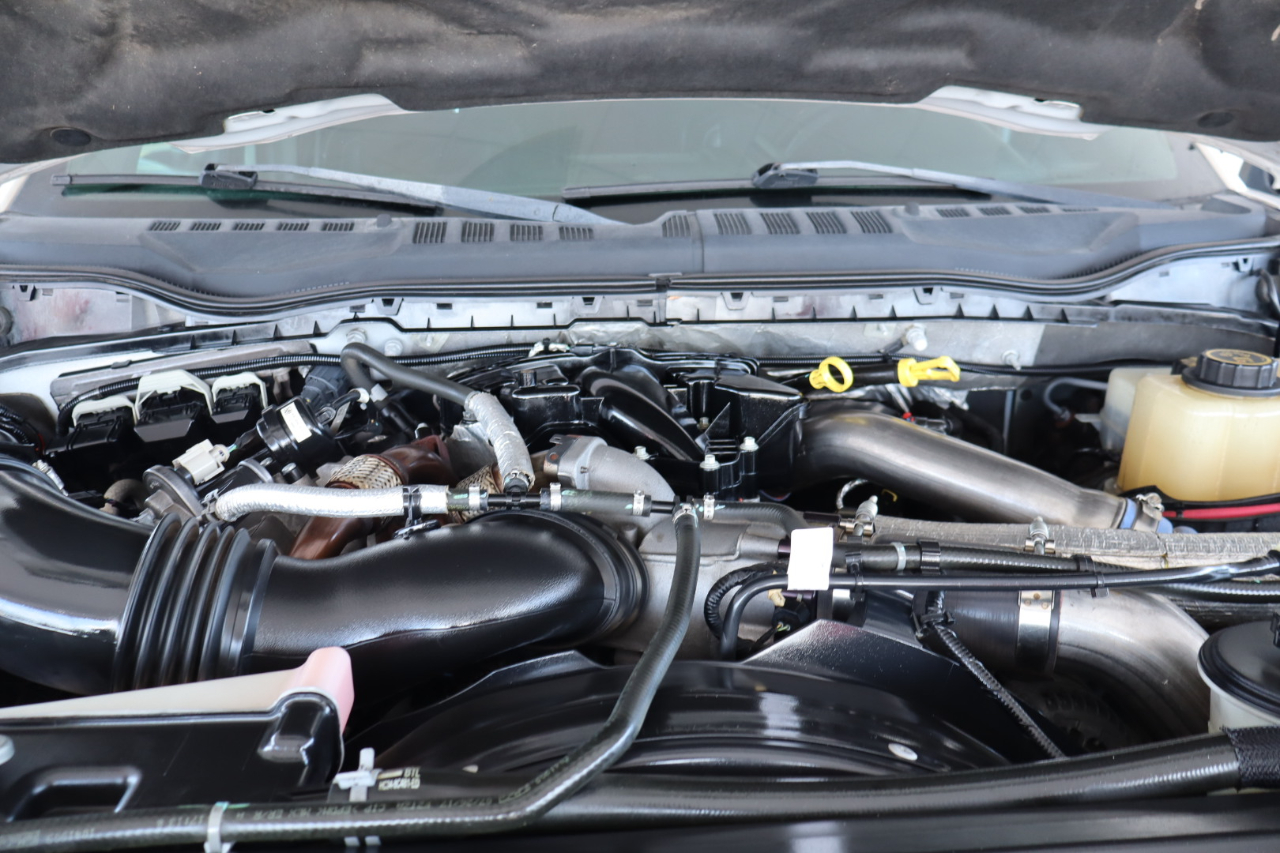 Ford Super Duty F-350 DRW Crew Cab 172" Lariat 4WD 2017