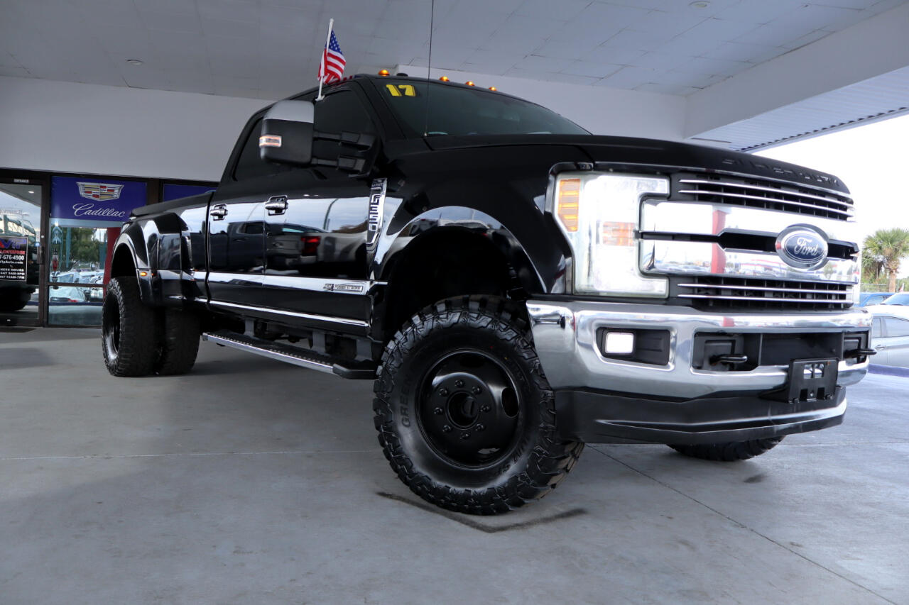 Ford Super Duty F-350 DRW Crew Cab 156" Lariat 4WD 2017