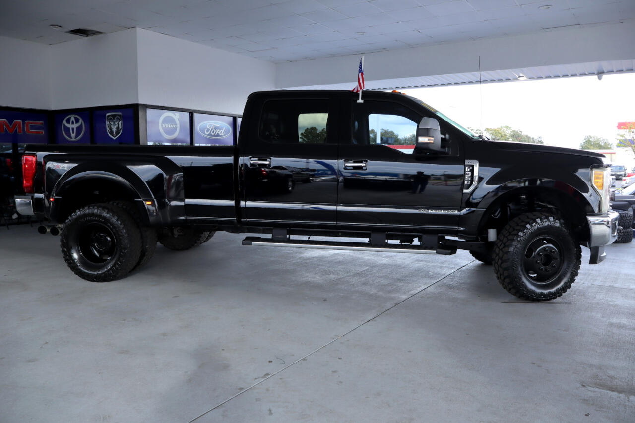 Ford Super Duty F-350 DRW Crew Cab 156" Lariat 4WD 2017