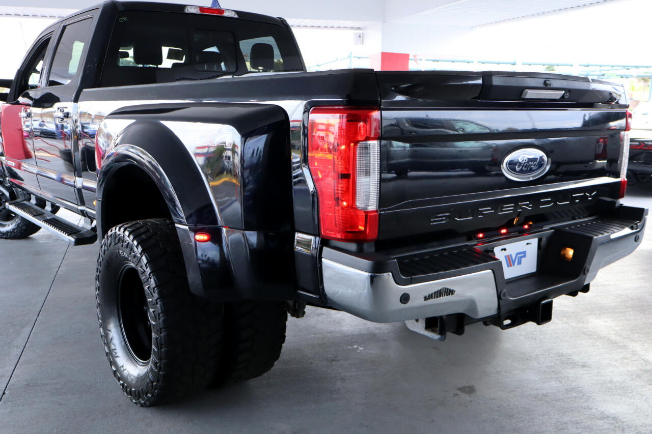 Ford Super Duty F-350 DRW Crew Cab 156" Lariat 4WD 2017