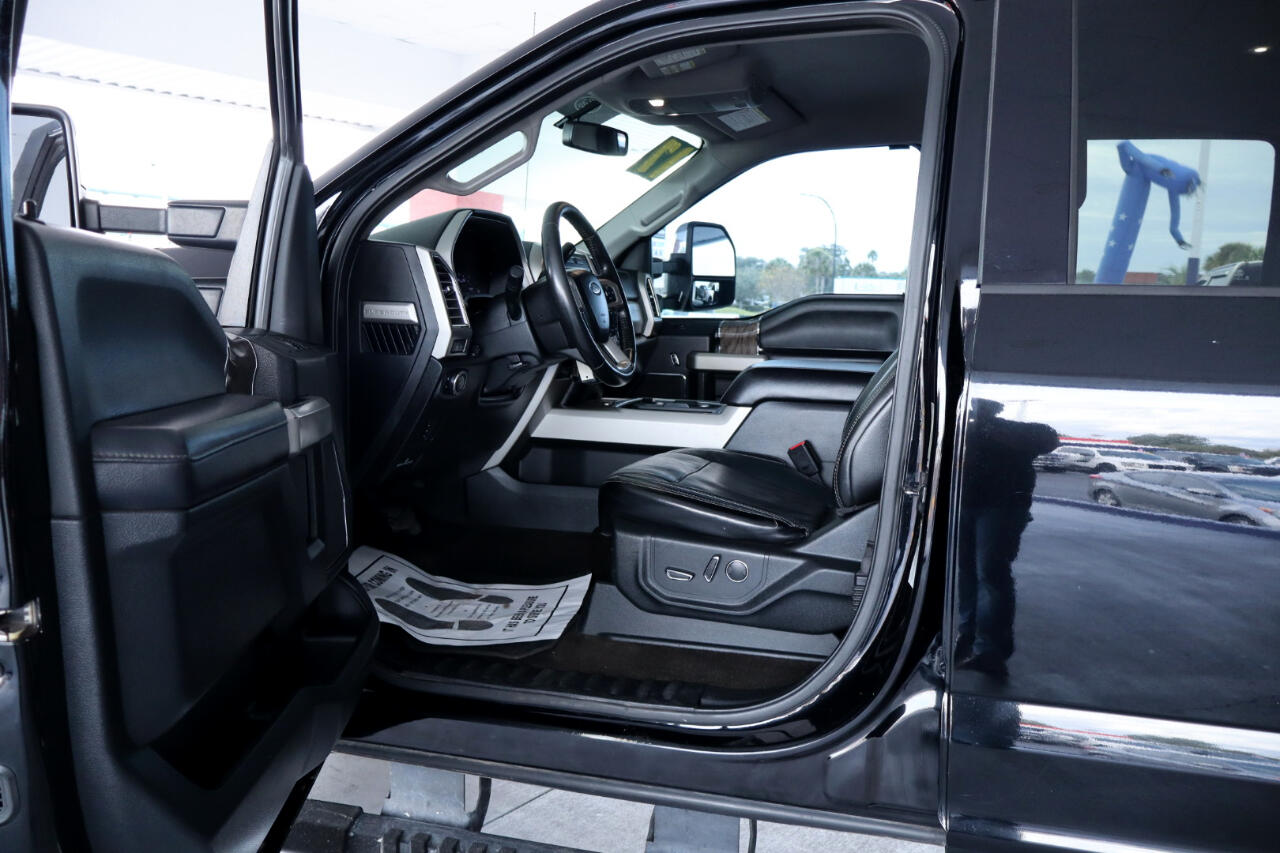 Ford Super Duty F-350 DRW Crew Cab 156" Lariat 4WD 2017