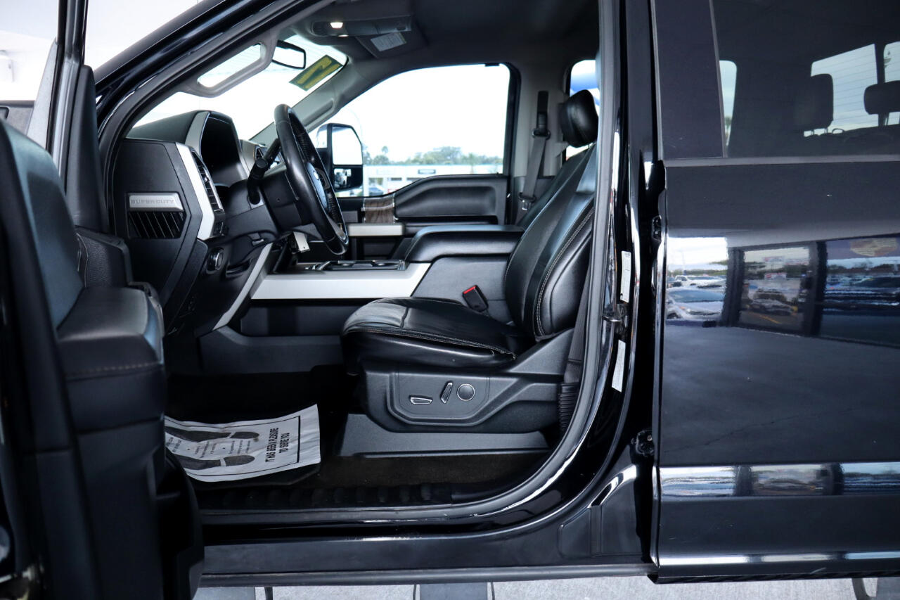 Ford Super Duty F-350 DRW Crew Cab 156" Lariat 4WD 2017