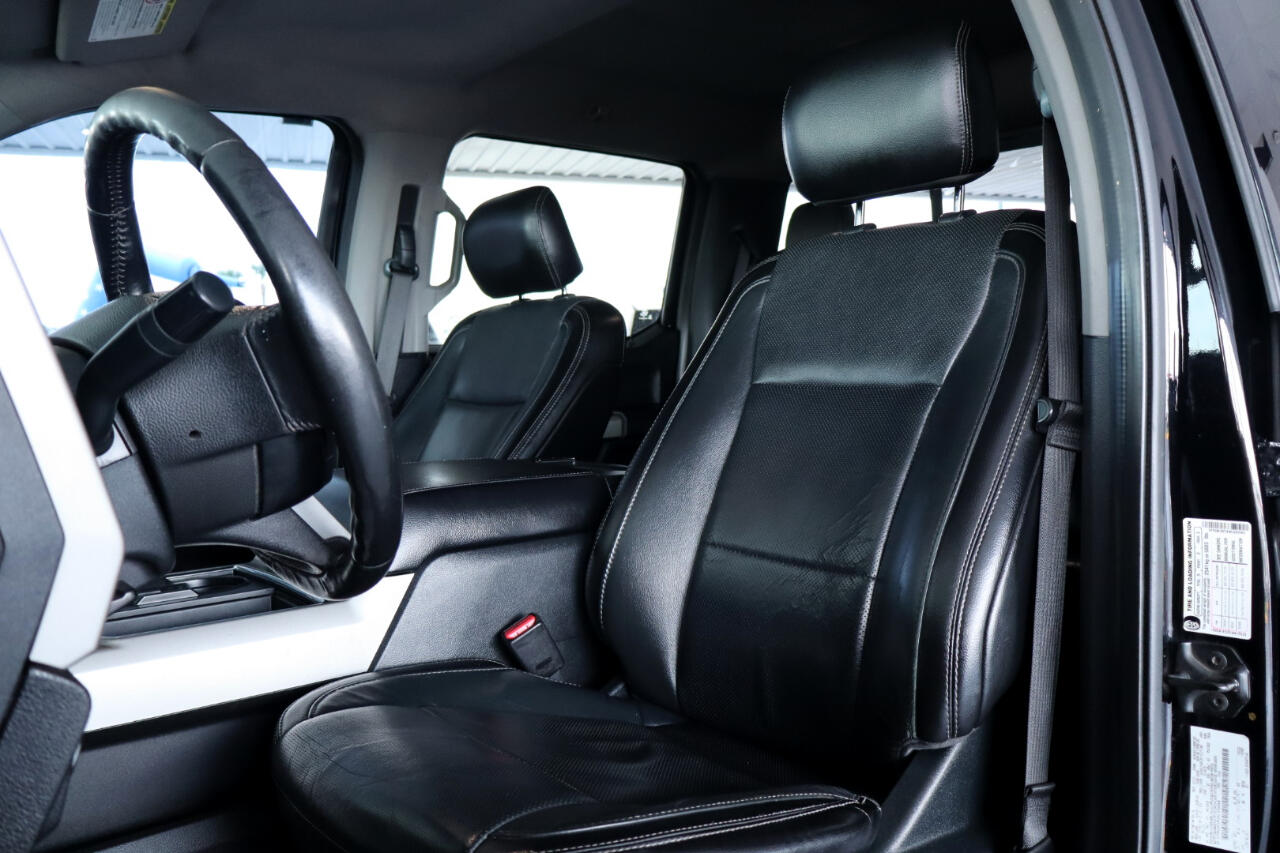 Ford Super Duty F-350 DRW Crew Cab 156" Lariat 4WD 2017