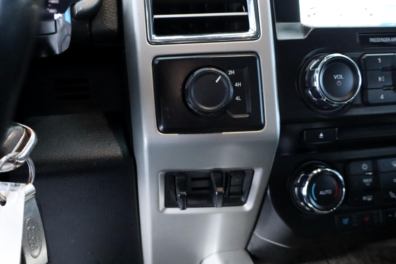 Ford Super Duty F-350 DRW Crew Cab 156" Lariat 4WD 2017