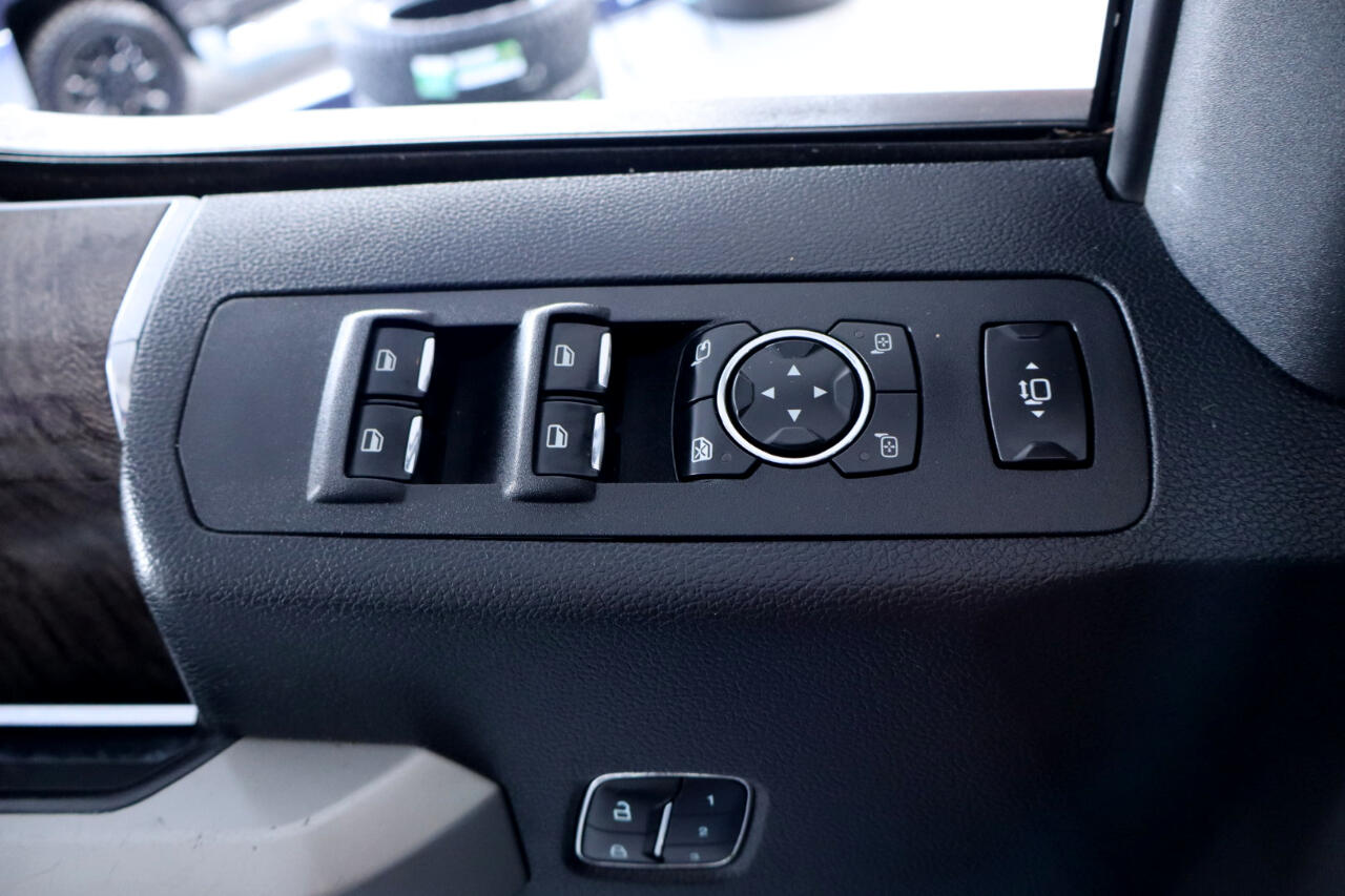 Ford Super Duty F-350 DRW Crew Cab 156" Lariat 4WD 2017