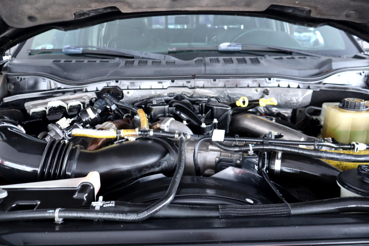 Ford Super Duty F-350 DRW Crew Cab 156" Lariat 4WD 2017