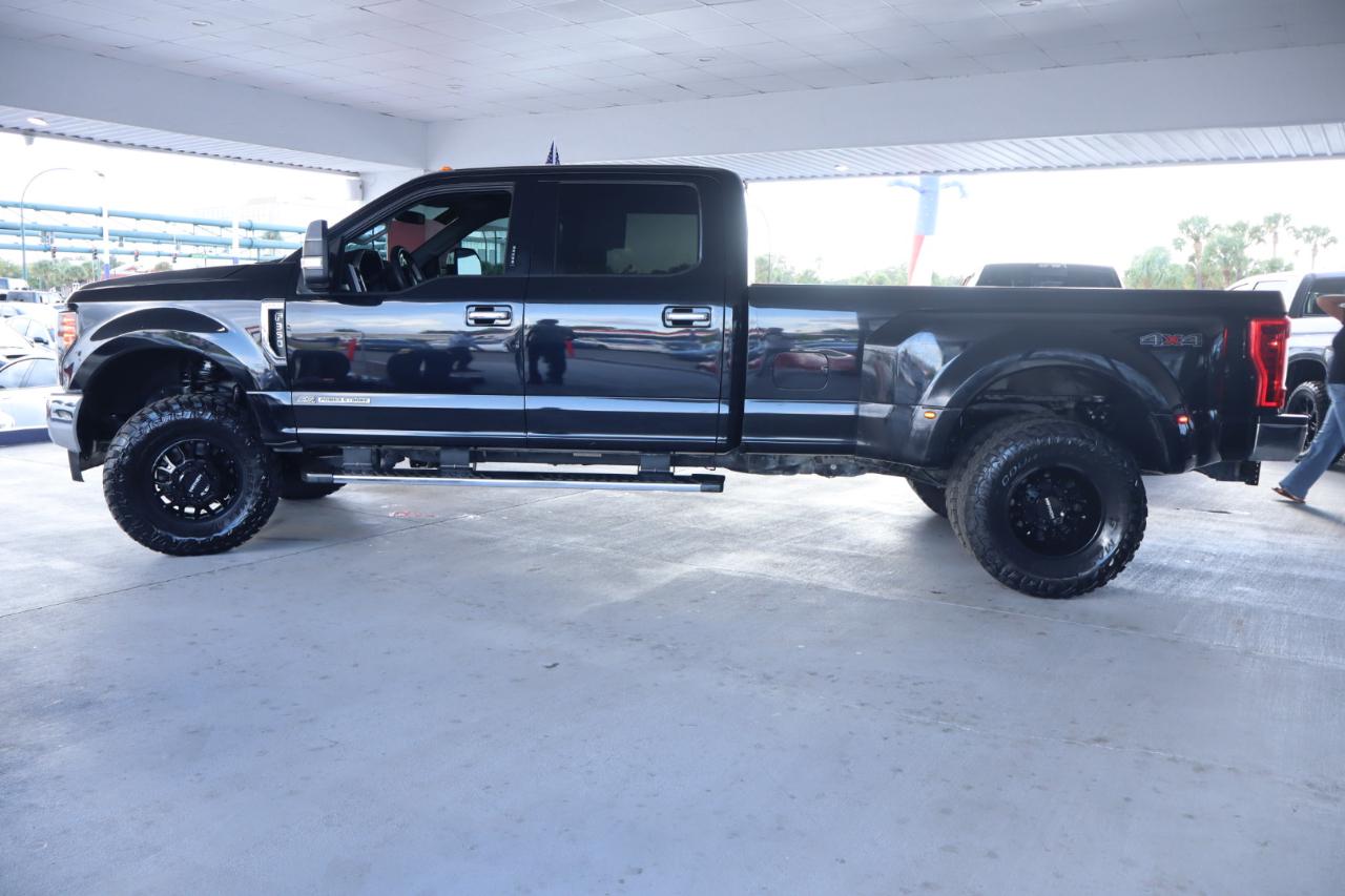 Ford Super Duty F-350 DRW Crew Cab 156" Lariat 4WD 2017