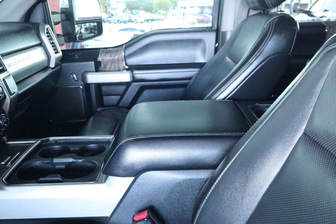 Ford Super Duty F-350 DRW Crew Cab 156" Lariat 4WD 2017