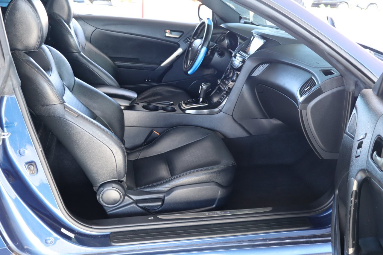 Hyundai Genesis Coupe 2dr 3.8L Auto Ultimate w/Black Seats 2015
