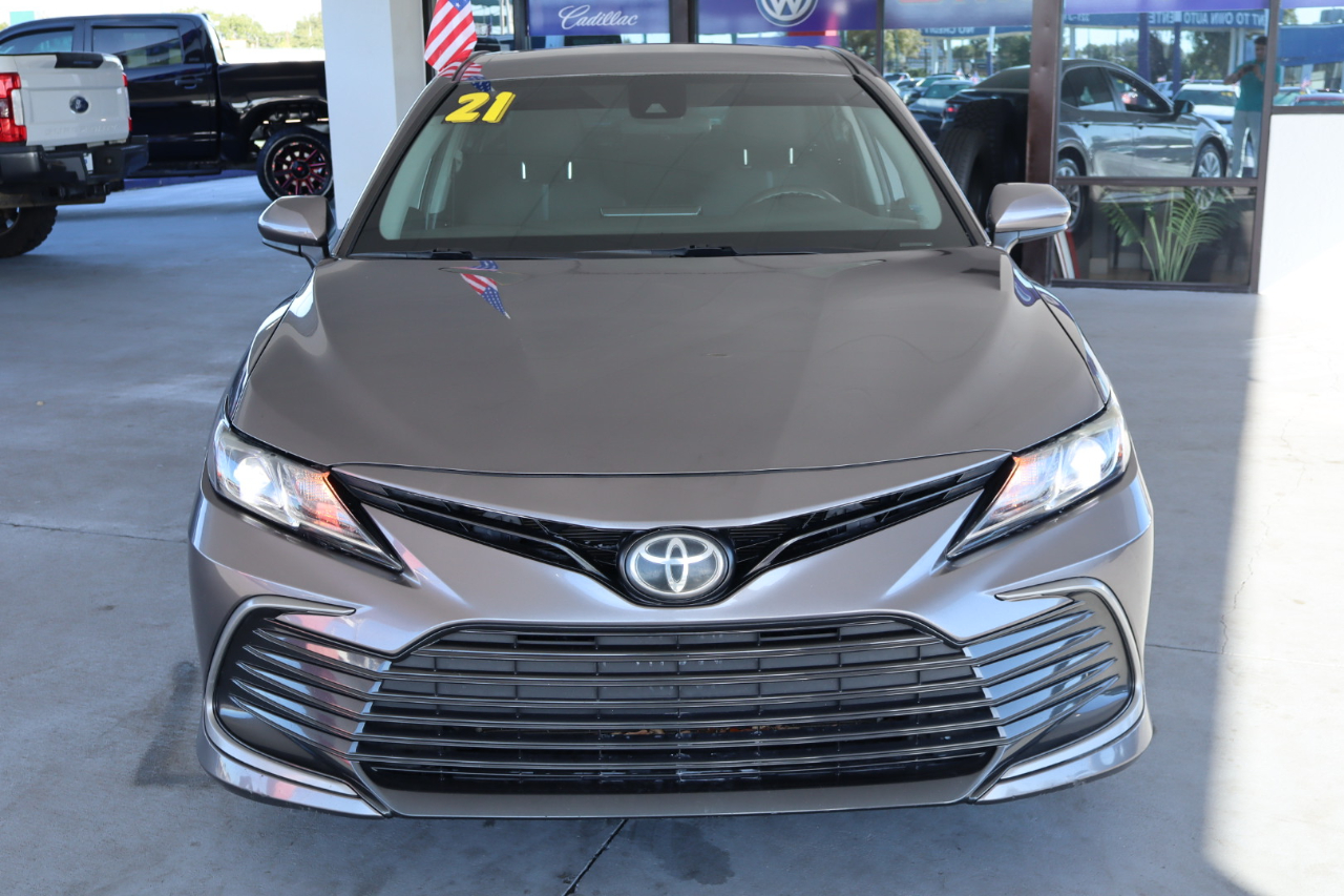 Toyota Camry LE Auto (Natl) 2021