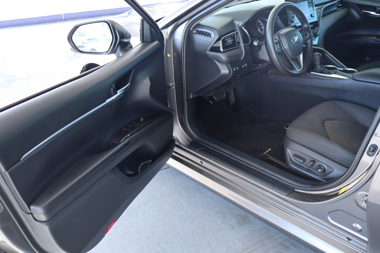 Toyota Camry LE Auto (Natl) 2021