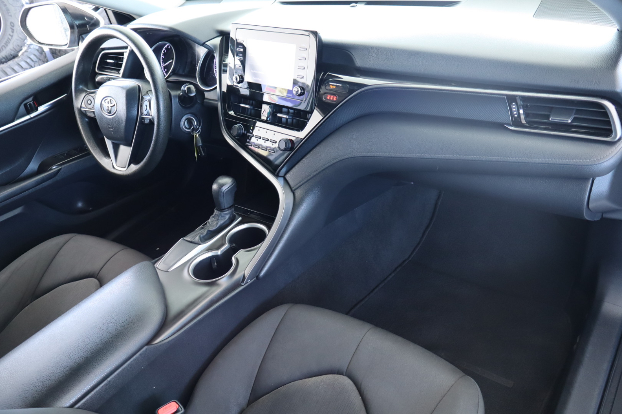 Toyota Camry LE Auto (Natl) 2021