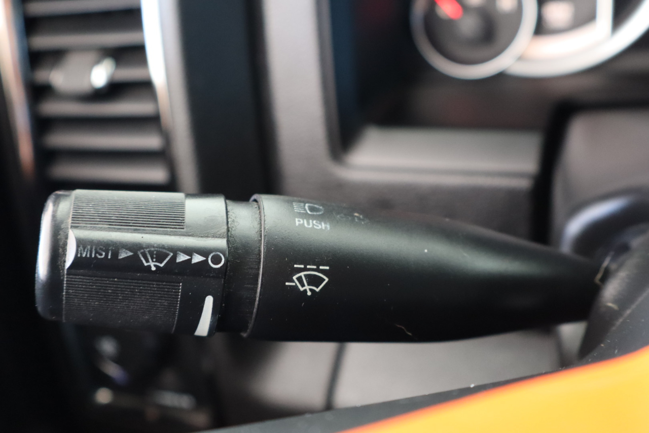 RAM 1500 2WD Crew Cab 140.5" Sport 2015