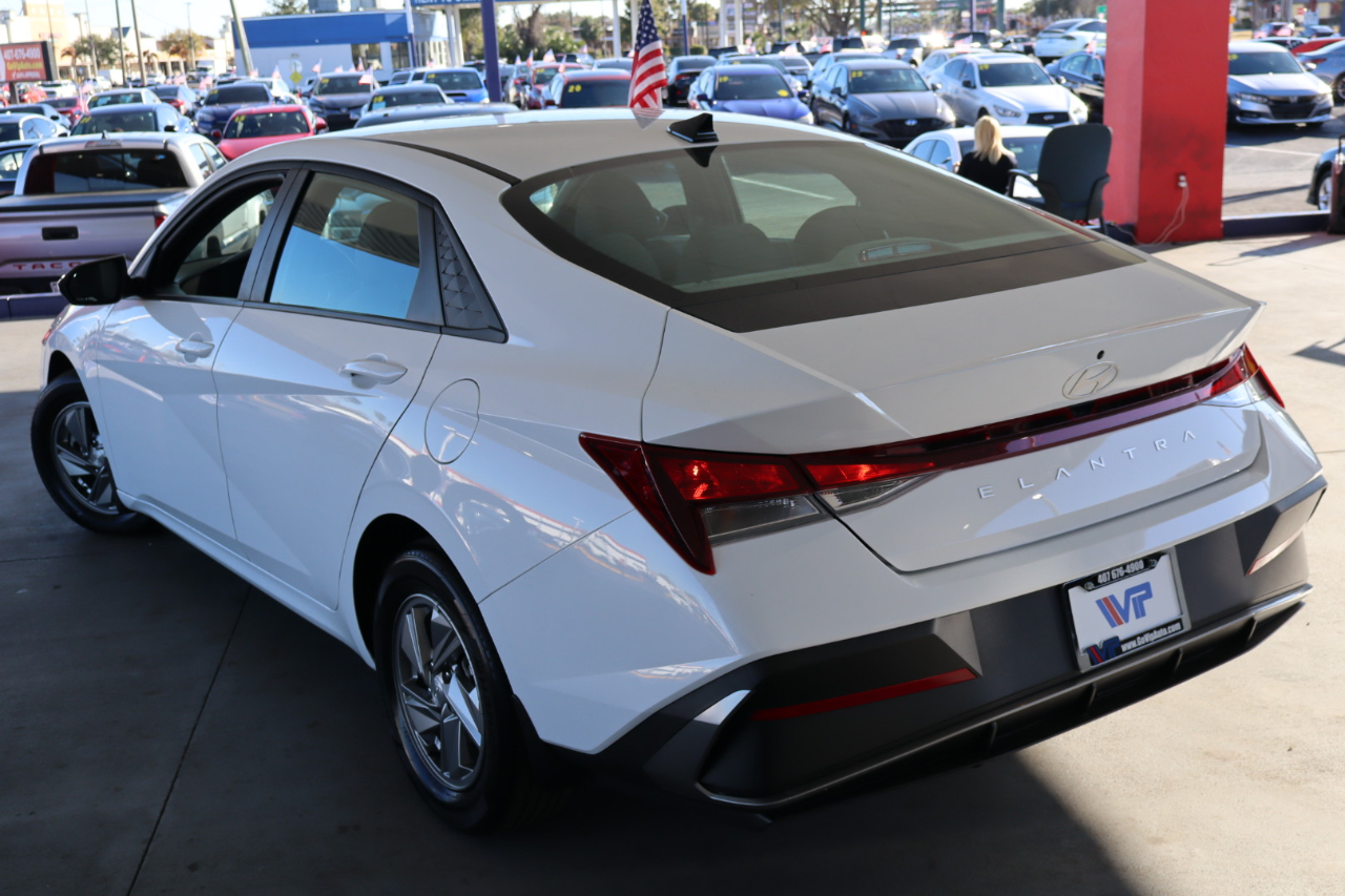 Hyundai Elantra SE IVT 2025