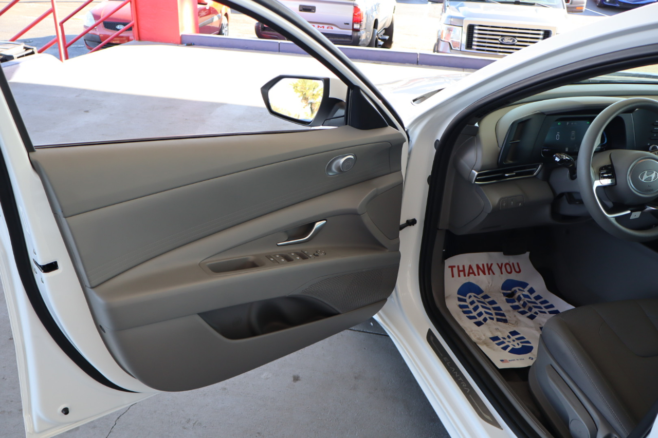 Hyundai Elantra SE IVT 2025