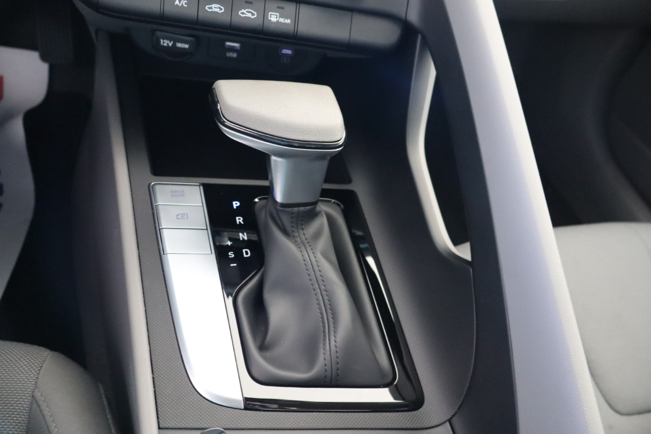 Hyundai Elantra SE IVT 2025