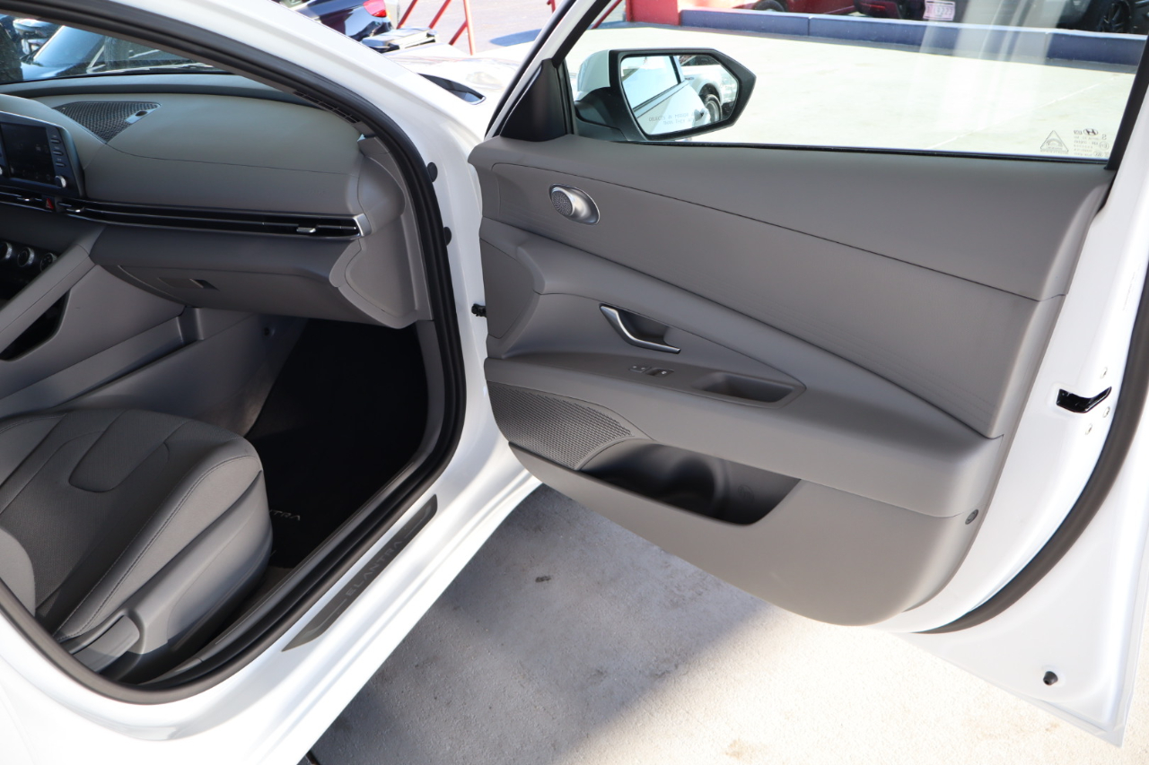 Hyundai Elantra SE IVT 2025