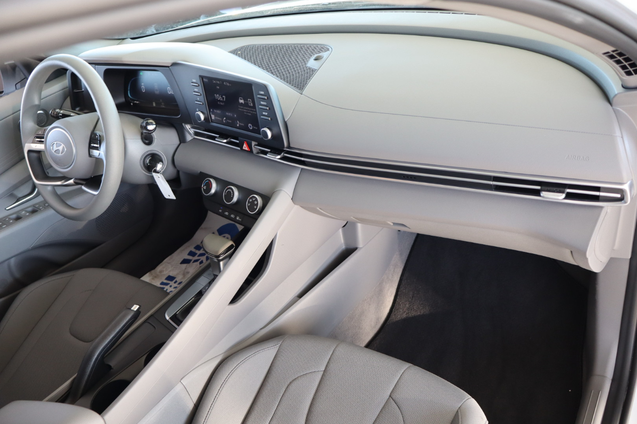 Hyundai Elantra SE IVT 2025