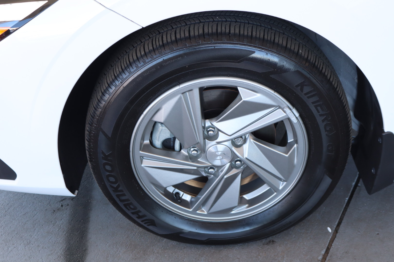 Hyundai Elantra SE IVT 2025