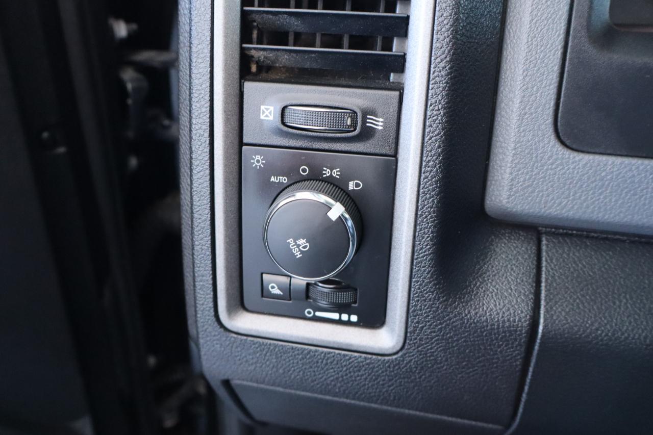 RAM 1500 2WD Quad Cab 140.5" Express 2016