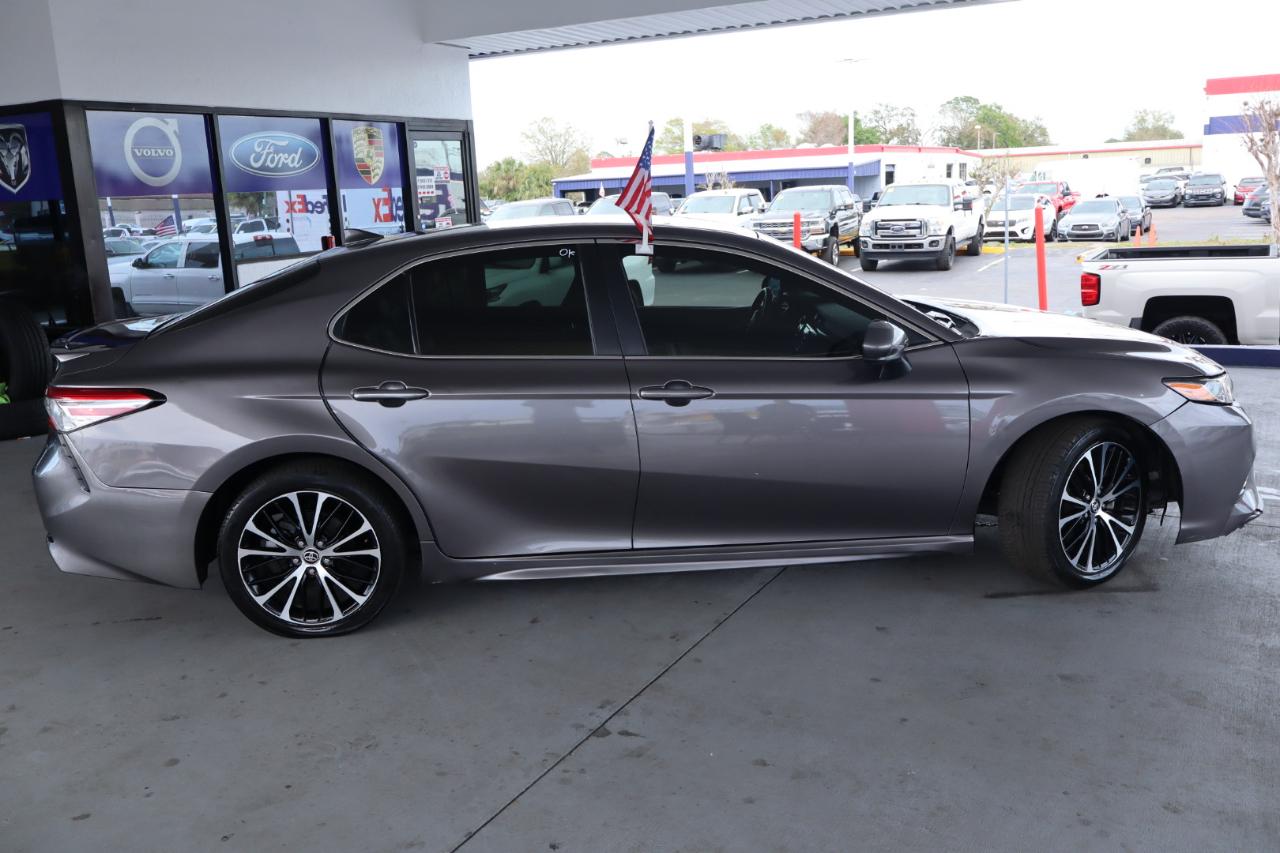 Toyota Camry SE Auto (Natl) 2020