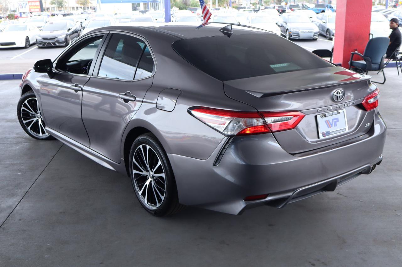 Toyota Camry SE Auto (Natl) 2020