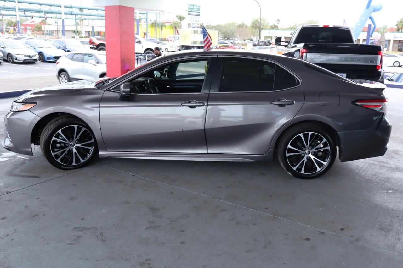 Toyota Camry SE Auto (Natl) 2020