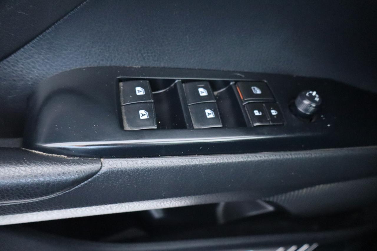 Toyota Camry SE Auto (Natl) 2020