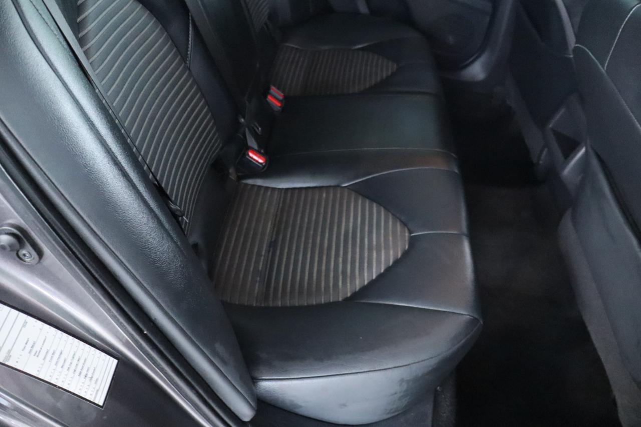 Toyota Camry SE Auto (Natl) 2020