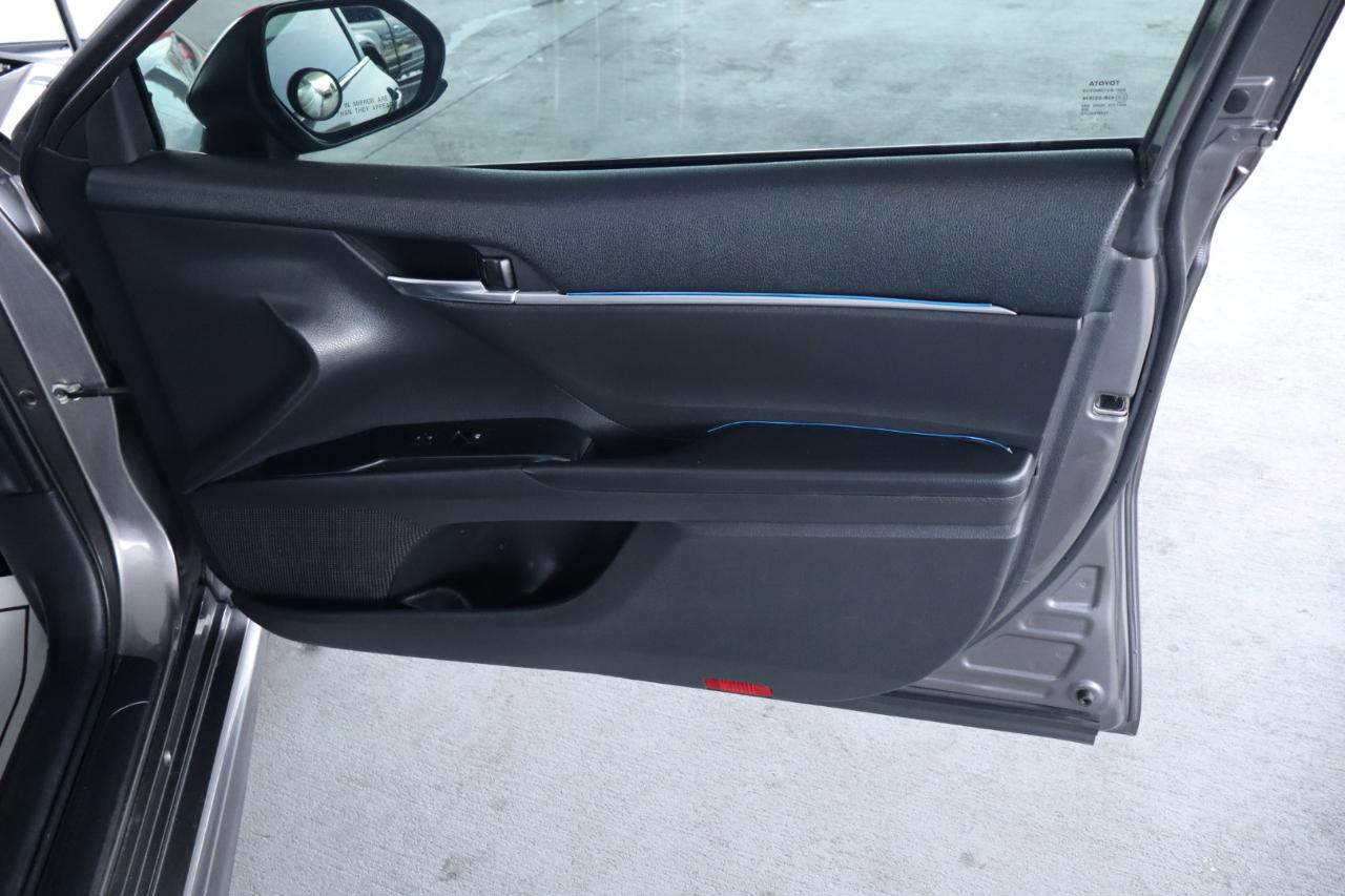 Toyota Camry SE Auto (Natl) 2020