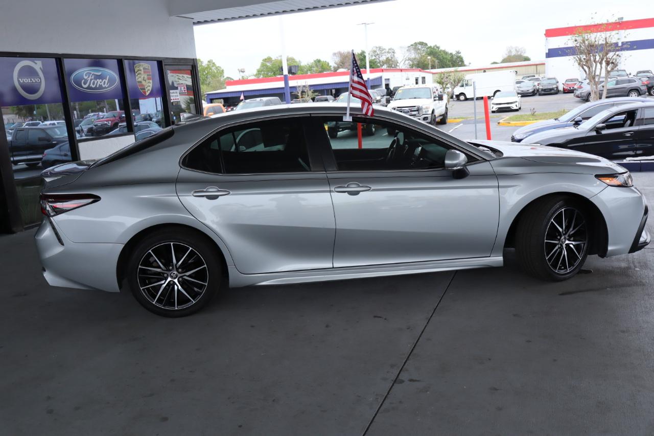 Toyota Camry Hybrid SE Nightshade CVT (Natl) 2023