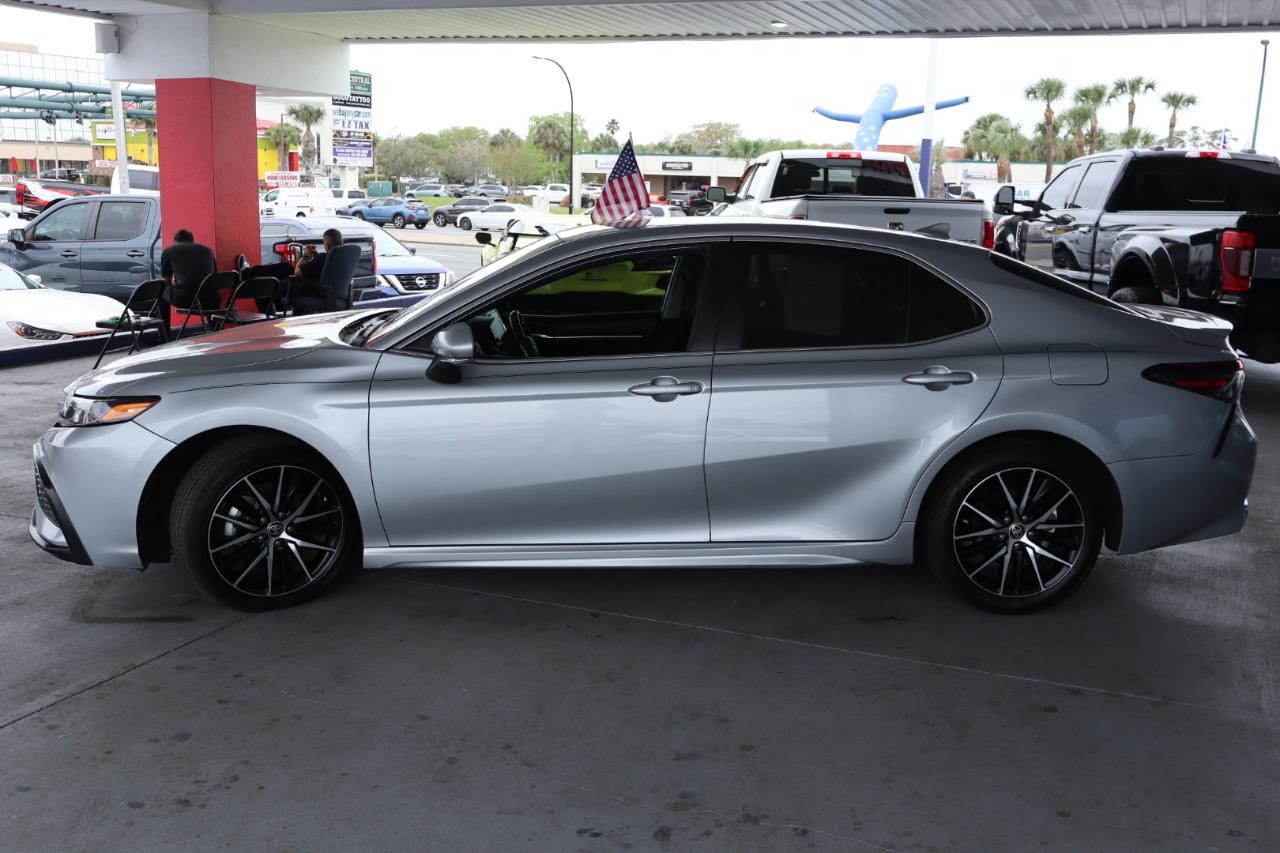 Toyota Camry Hybrid SE Nightshade CVT (Natl) 2023